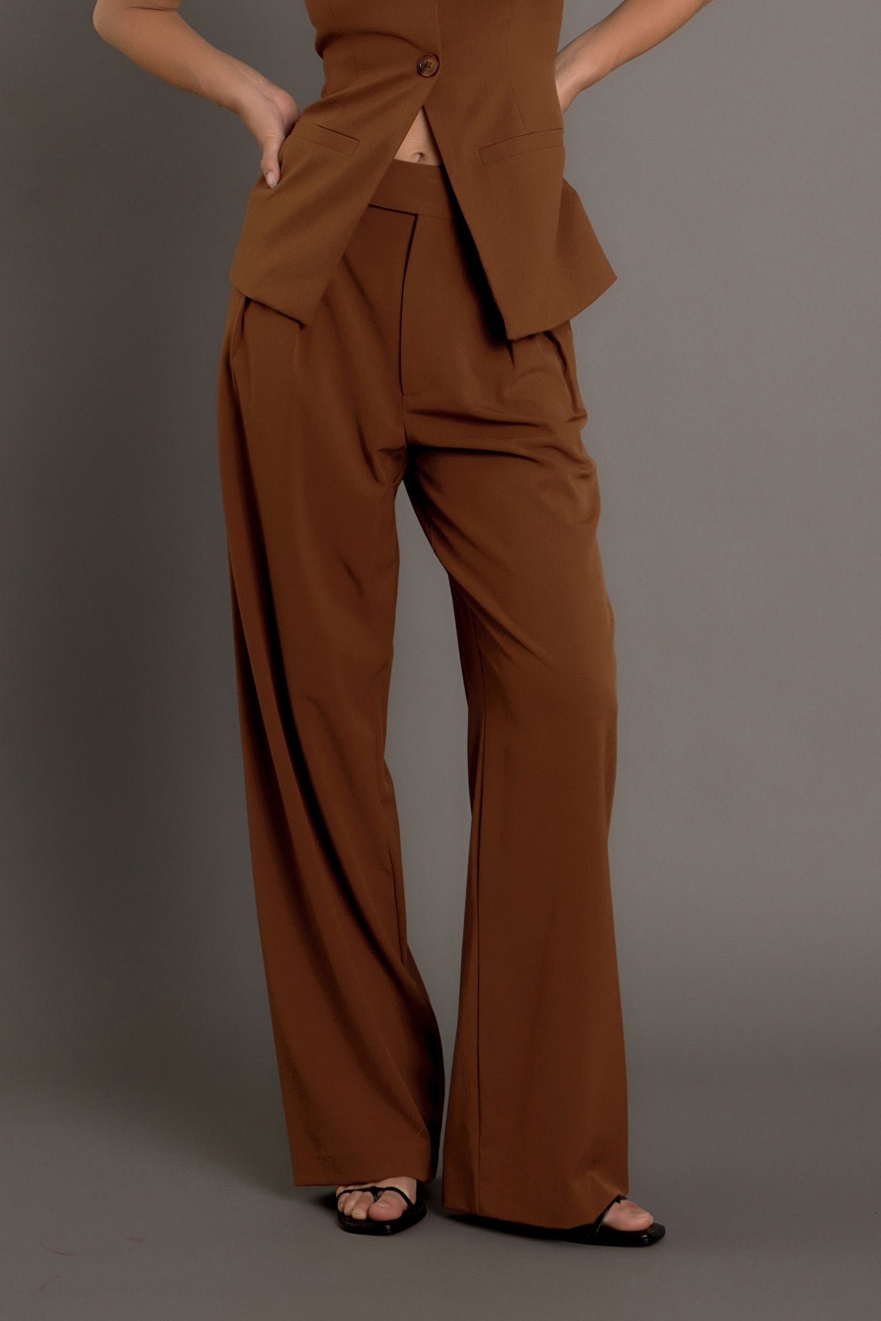 Mid Rise Pleated Wide leg Trousers