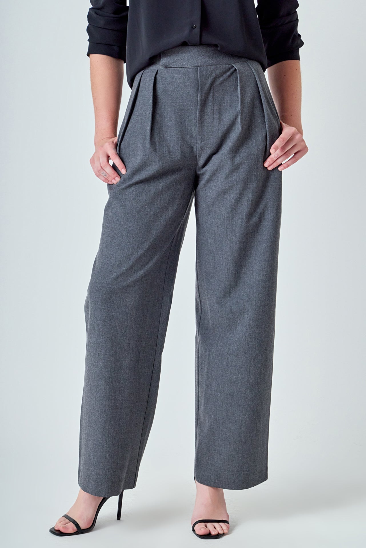 Mid Rise Pleated Wide leg Trousers