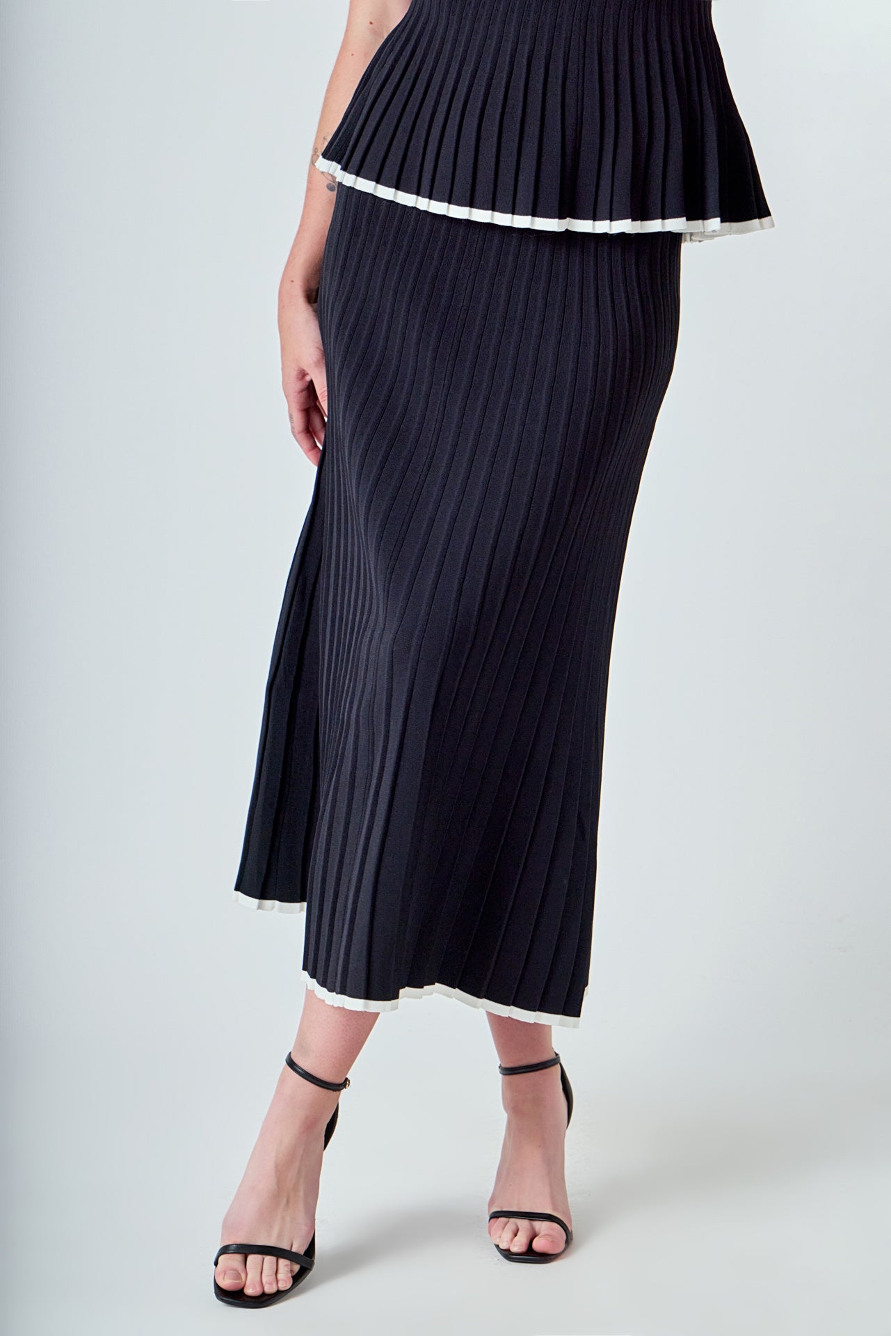 Knit Pleated Tip Detail Midi Skirt