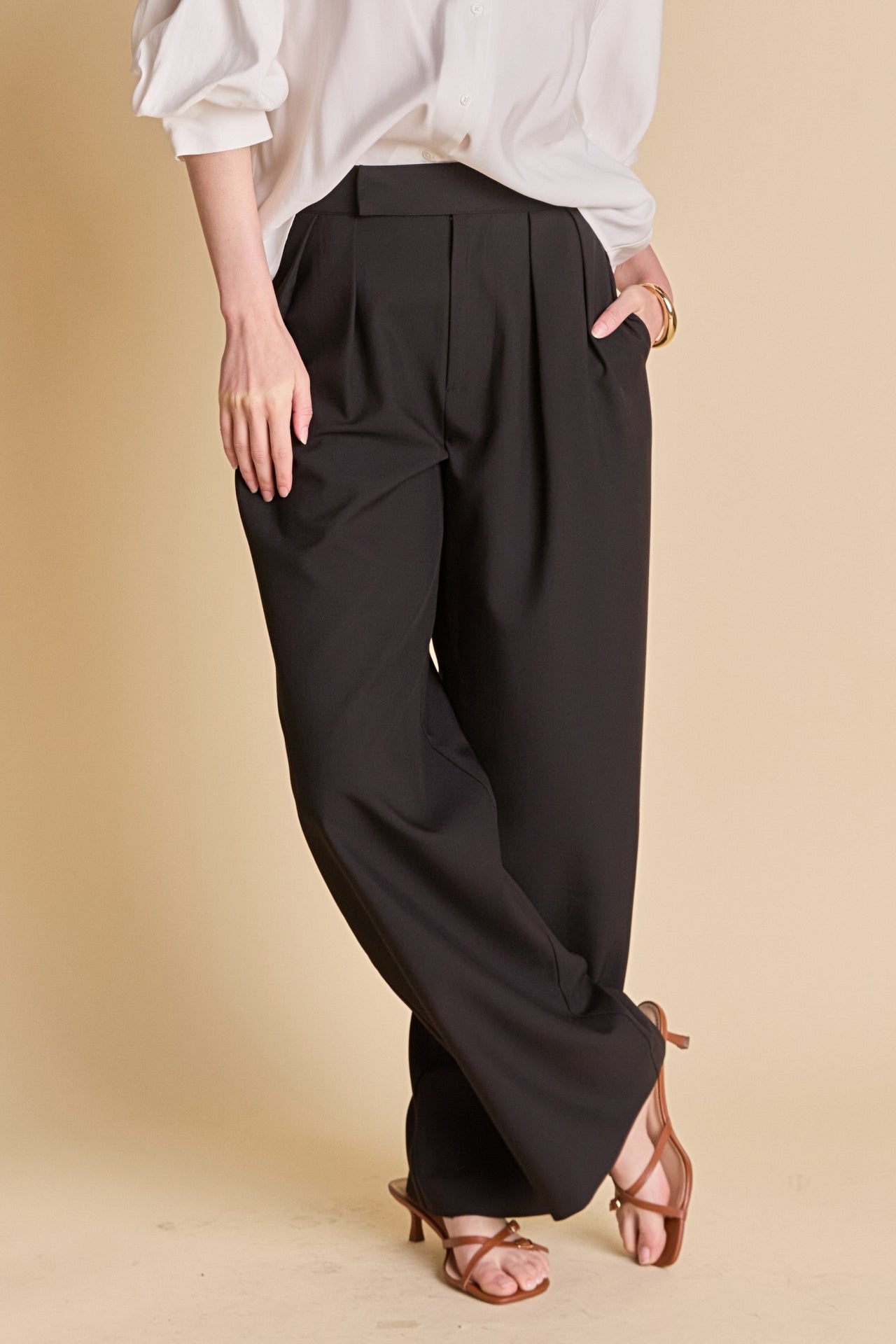 Mid Rise Pleated Wide leg Trousers
